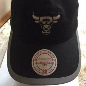 NWT Nostalgia Co. Mitchell& Ness Black & Silver Metallic Snapback Chicago Bulls.